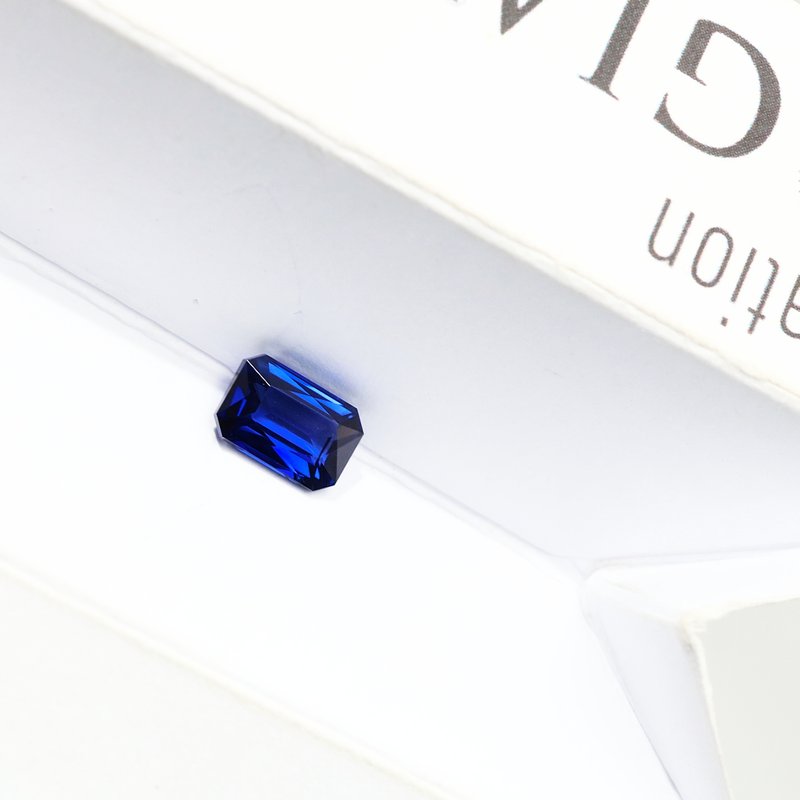 Vivid Blue Sapphire - View 2