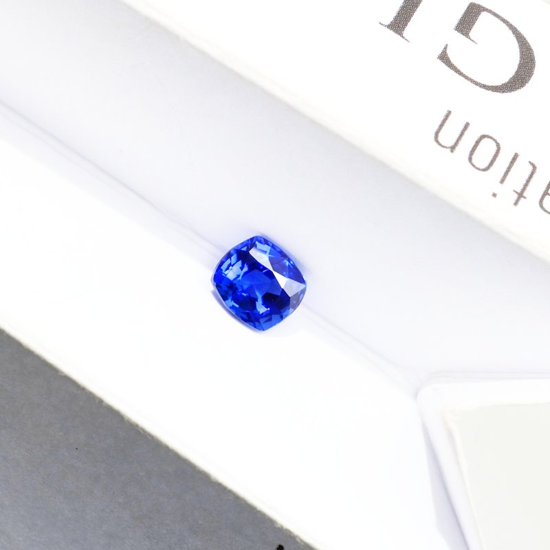 Vivid Blue Sapphire - View 2