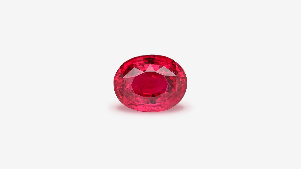 Rubis ovale non chauffé de 1,03 carat, rouge rosé profond avec un coeur plus sombre, vendu 564 € le carat