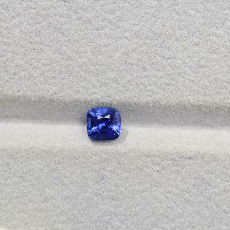 Vivid Blue Sapphire - View 2