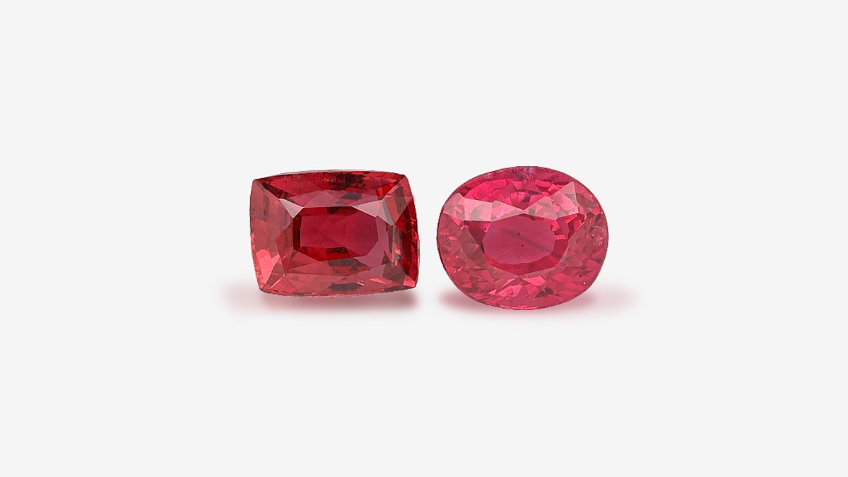 Deux rubis taille coussin et taille ovale, rouge vif, posés côte à côte sur fond gris clair, paire de 1,68 carat vendue 1 137 € soit un prix du rubis au carat de 677 €