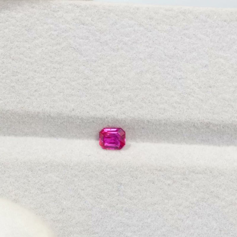 Vivid Hot Pink Sapphire - View 2